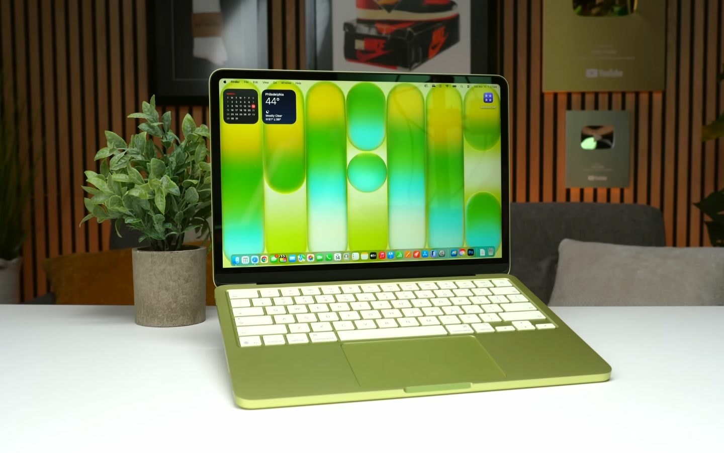 MacBook Neo với thân nhôm nguyên khối, các góc bo cong mềm mại và thiết kế siêu mỏng nhẹ