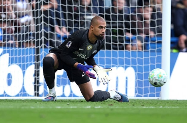 Thủ môn Robert Sanchez thực hiện pha cứu thua xuất sắc cho Chelsea trước Man City