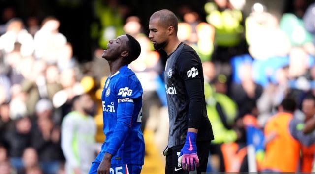 Nỗi thất vọng của các cầu thủ Chelsea sau trận thua đậm trước Man City.