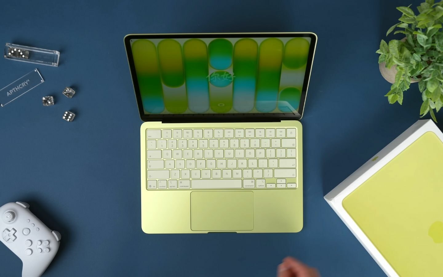 Bàn phím trắng nổi bật của MacBook Neo nhưng không tích hợp đèn nền