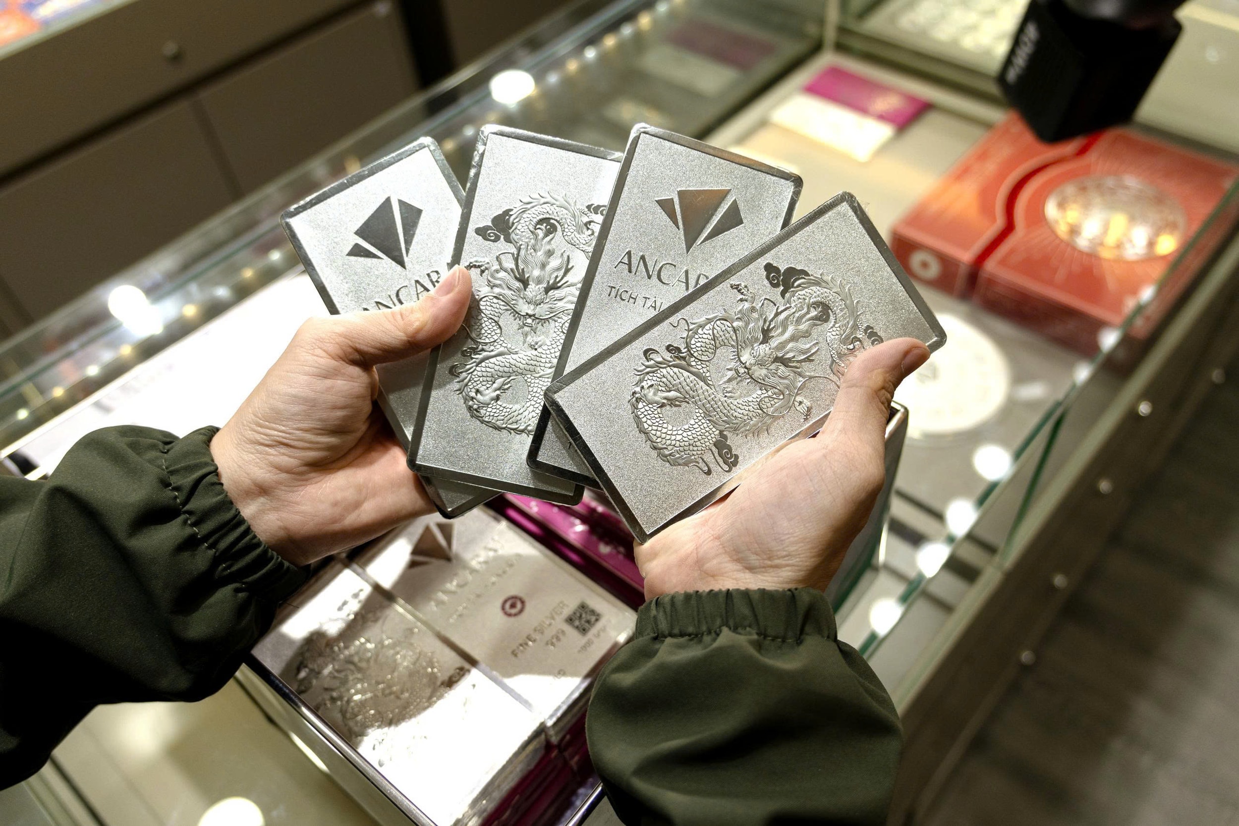 Giá bạc hôm nay 13/4/2026: Trong nước và thế giới giảm mạnh