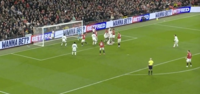 Calvert-Lewin phá bóng ngay trên vạch vôi.