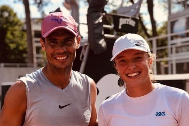 Rafael Nadal và Iga Swiatek trong một buổi tập luyện và chia sẻ kinh nghiệm.