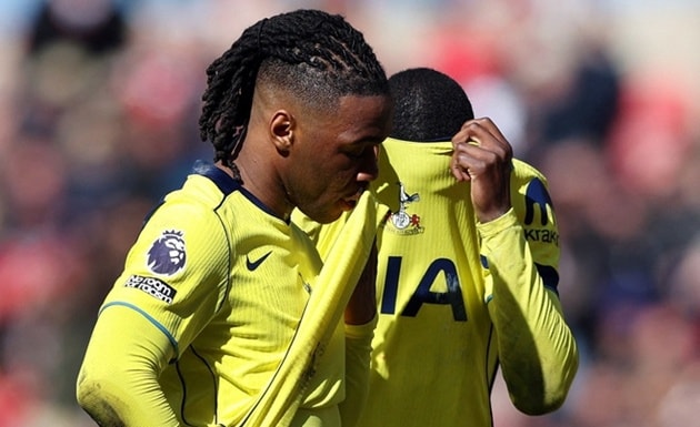 Áp lực đè nặng lên các đội bóng trong nhóm cầm đèn đỏ