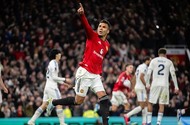 Casemiro ghi bàn thắng quan trọng bằng đầu từ đường kiến tạo của Bruno Fernandes.