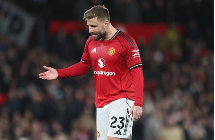 Luke Shaw gặp khó khăn trước tốc độ phản công của Leeds United