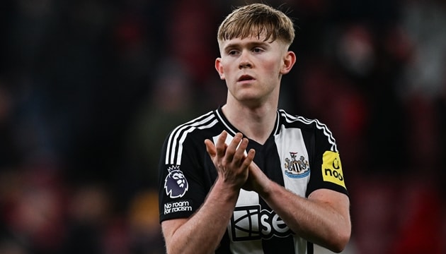Hậu vệ Lewis Hall trong màu áo Newcastle
