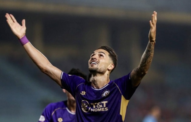 Đỗ Hoàng Hên thực hiện màn ăn mừng theo phong cách Jude Bellingham để tặng fan nhí.