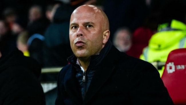 HLV Arne Slot đang đối mặt áp lực lớn trước trận tái đấu PSG tại Anfield.