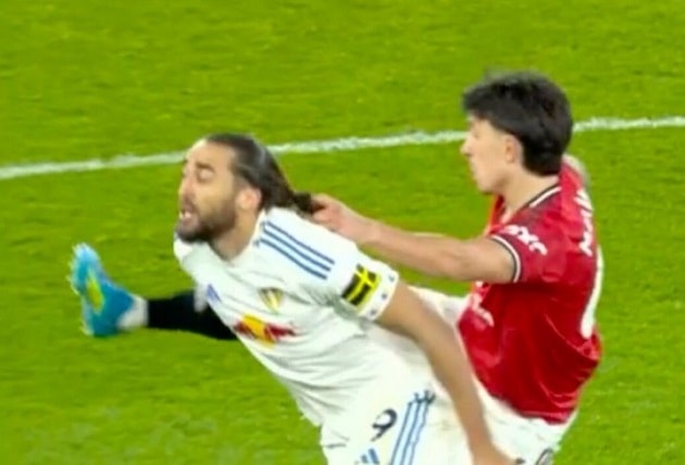 Tình huống dẫn đến tấm thẻ đỏ của trung vệ MU.