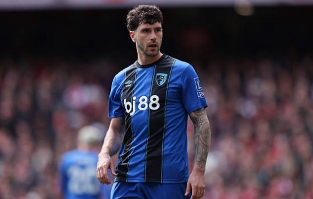 Trung vệ Marcos Senesi trong màu áo Bournemouth đang là mục tiêu hàng đầu của Manchester United.