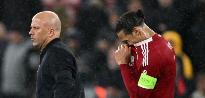 Virgil van Dijk và hàng thủ Liverpool bộc lộ những hạn chế trước sức ép từ PSG.