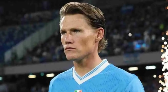 Napoli nỗ lực gia hạn hợp đồng với tiền vệ Scott McTominay trước khi kỳ World Cup khởi tranh.