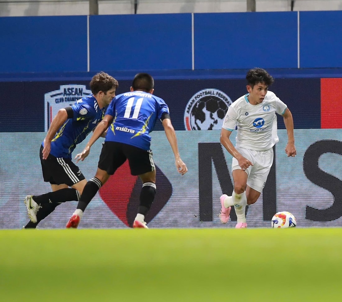 Nguyễn Phong Hồng Duy trong màu áo Thép xanh Nam Định