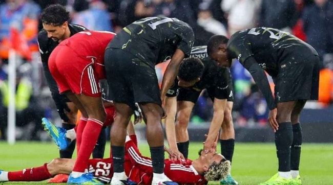 Hugo Ekitike dính chấn thương nặng và phải rời sân bằng cáng.