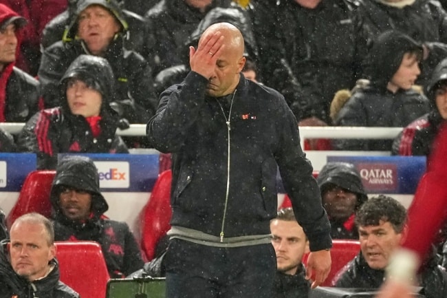 Nỗi thất vọng của các cầu thủ Liverpool khi bị loại khỏi Champions League.