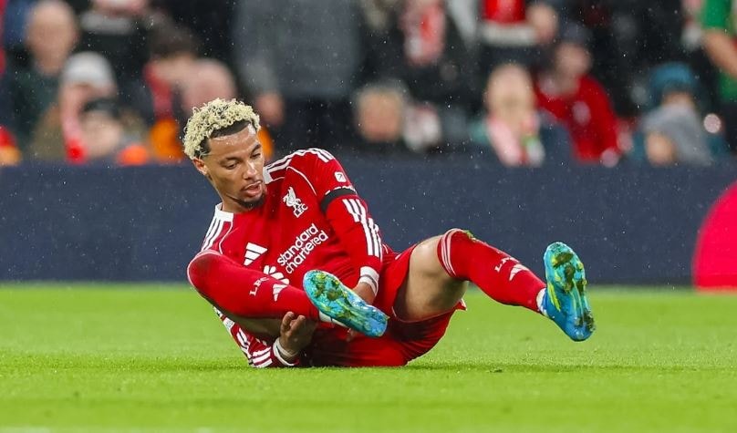 Hugo Ekitike rời sân sớm do chấn thương, để lại lỗ hổng trên hàng công Liverpool.