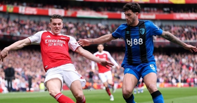 Các cầu thủ Arsenal thể hiện sự thất vọng sau trận thua trước Bournemouth.