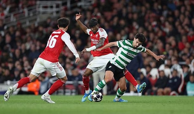 Arsenal nhọc nhằn giành vé đi tiếp tại Champions League.