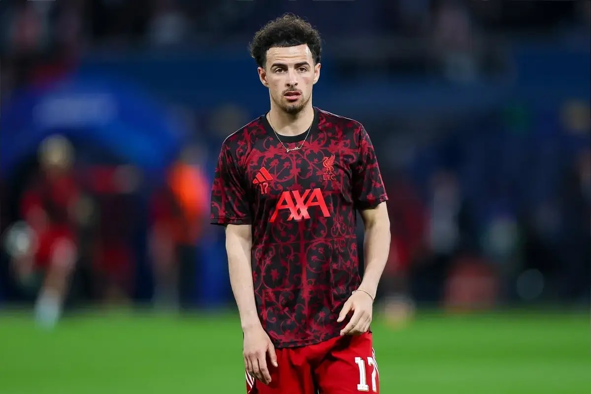 Tiền vệ Curtis Jones cần cơ hội ra sân thường xuyên hơn.