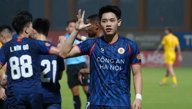 Đình Bắc ghi bàn quan trọng trong màu áo câu lạc bộ tại V.League.