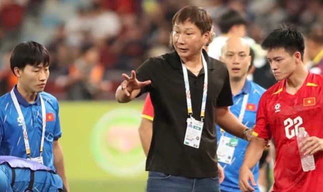 HLV Kim Sang-sik đối mặt với bài toán nhân sự trước lịch thi đấu dày đặc cuối năm 2026.