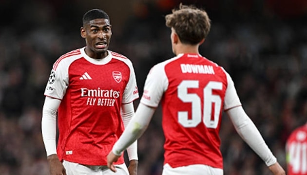 Hậu vệ Cristhian Mosquera ngăn chặn hiệu quả các đợt lên bóng của đối thủ