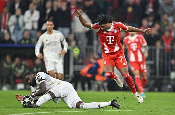 Antonio Rudiger liên tục bị các chân sút Bayern Munich loại bỏ.