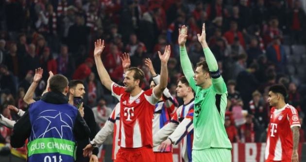 Bayern Munich ăn mừng chiến thắng kịch tính trước Real Madrid tại Champions League.