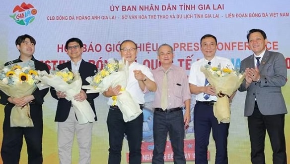 Bầu Đức cùng các khách mời tại họp báo giới thiệu giải U14 Quốc tế tại Gia Lai 2026.