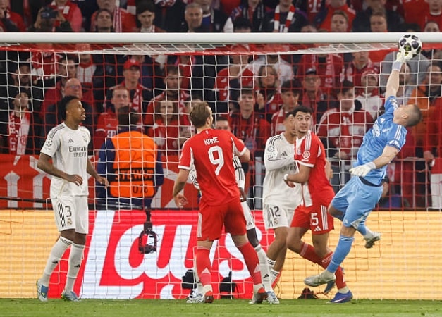 Thủ môn Andriy Lunin có một đêm thi đấu vất vả.