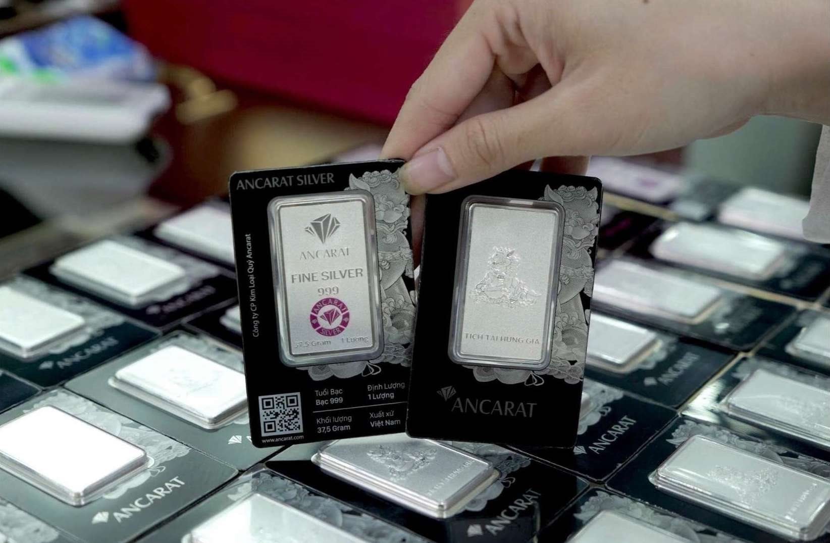 Giá bạc hôm nay 17/4/2026: Giá bạc thỏi Phú Quý giảm gần 2 triệu đồng/kg