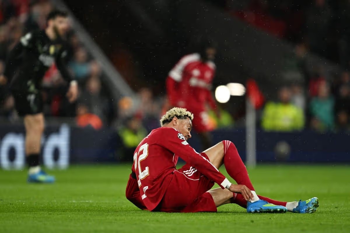 Hugo Ekitike dính chấn thương nặng trong trận gặp PSG.