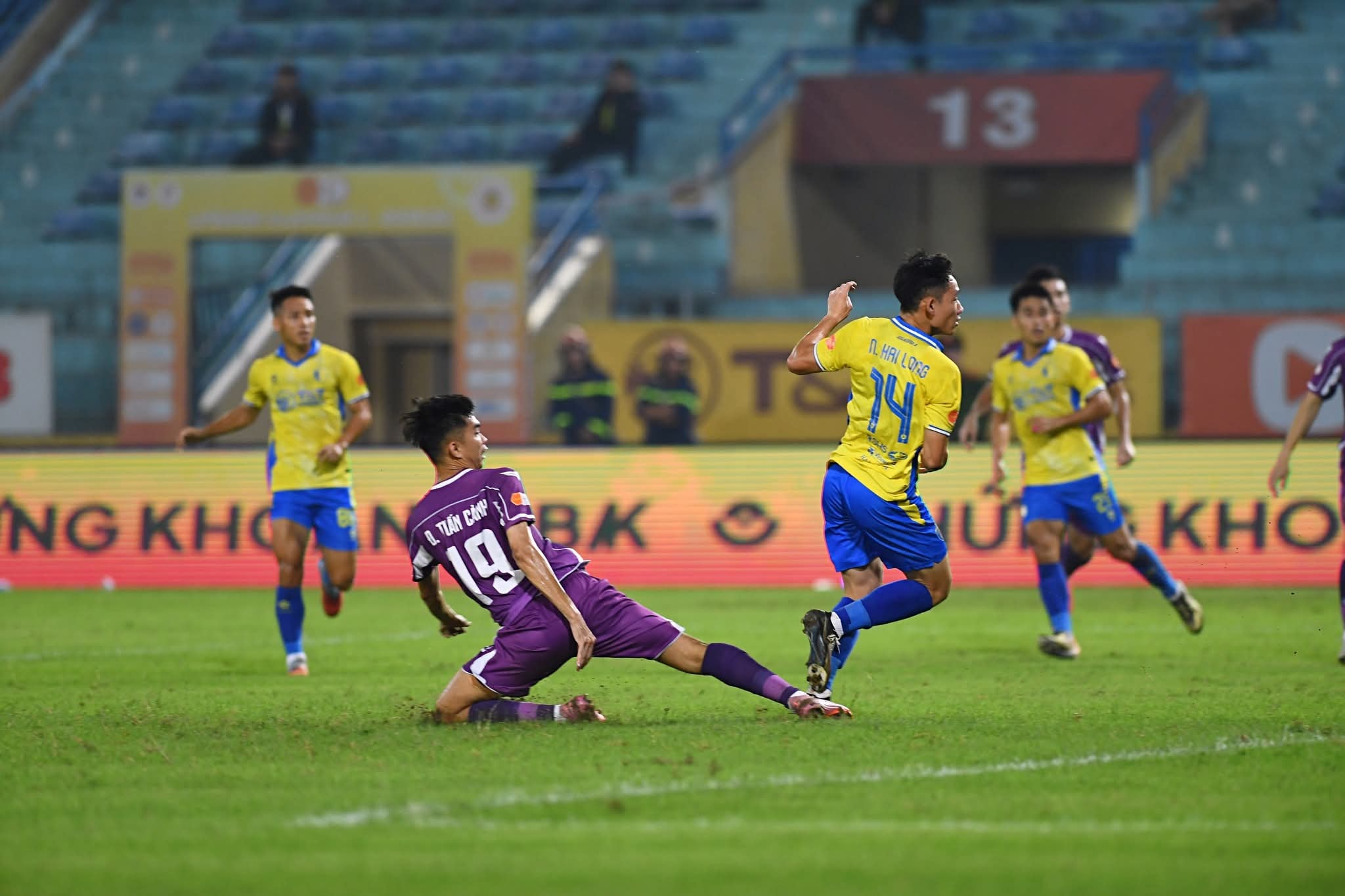 Hà Nội FC áp đảo hoàn toàn thế trận trong hiệp thi đấu đầu tiên.