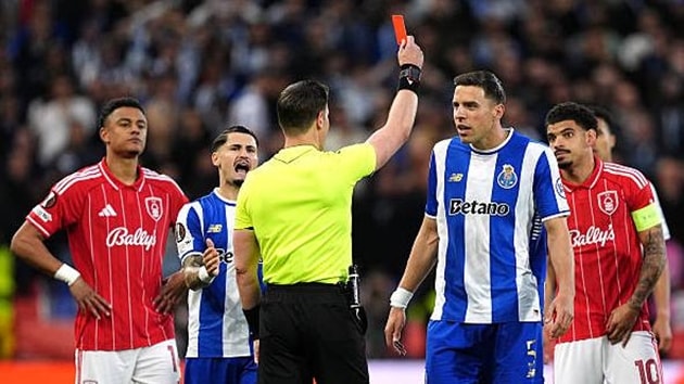 Nottingham Forest sớm chơi hơn người sau tấm thẻ đỏ của Jan Bednarek.