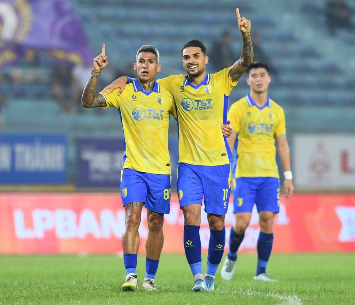 Đỗ Hoàng Hên rực sáng với cú đúp bàn thắng và một kiến tạo trong trận gặp Becamex TPHCM.