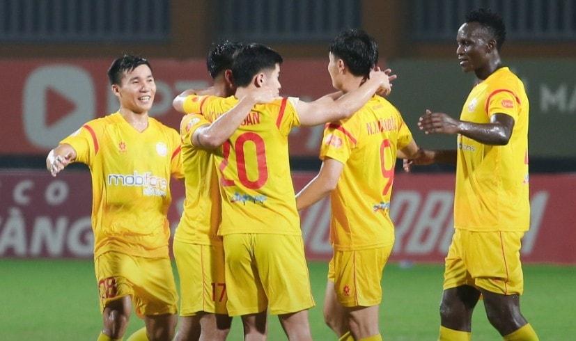 Các cầu thủ PVF-CAND nỗ lực tập luyện nhằm vượt qua khó khăn trong cuộc chiến trụ hạng.