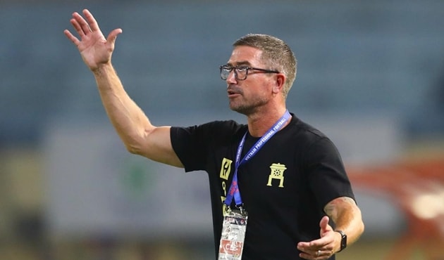 HLV Harry Kewell chỉ đạo các cầu thủ Hà Nội FC tại sân Hàng Đẫy