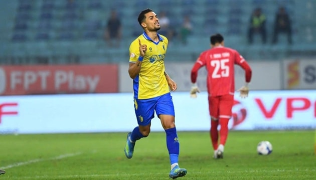 Tiền đạo Đỗ Hoàng Hên ăn mừng bàn thắng trong màu áo Hà Nội FC.