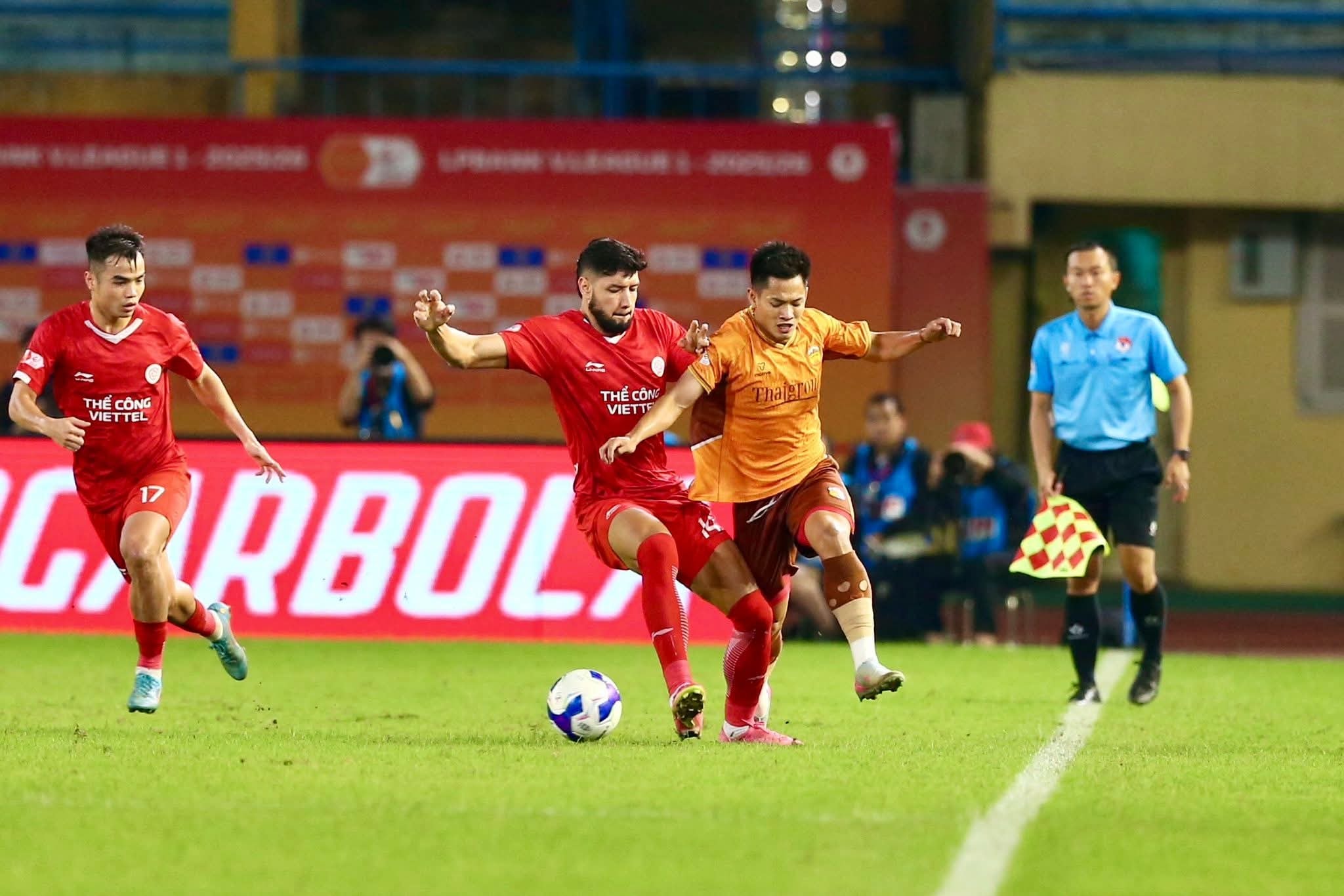 Các cầu thủ tranh chấp quyết liệt khu vực giữa sân