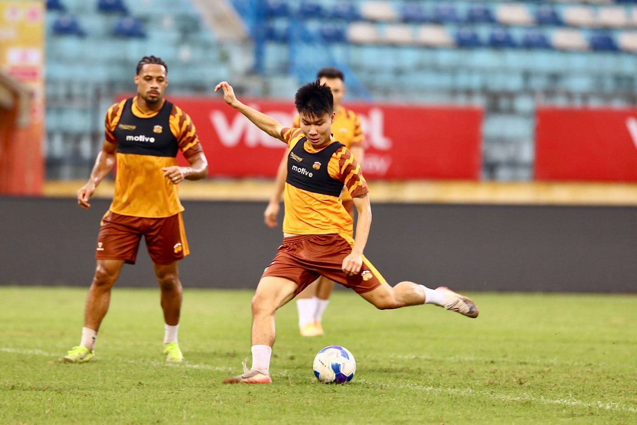 Các cầu thủ HAGL ăn mừng chiến thắng trước Nam Định