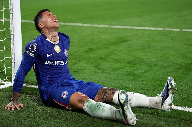 Tiền vệ người Argentina không giấu nổi sự thất vọng khi các đồng đội liên tục bỏ lỡ cơ hội.