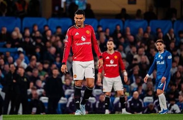 Casemiro thể hiện kinh nghiệm dày dạn trong việc điều tiết lối chơi và hỗ trợ phòng ngự.