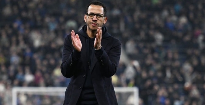 HLV Liam Rosenior đối mặt áp lực nghìn cân.