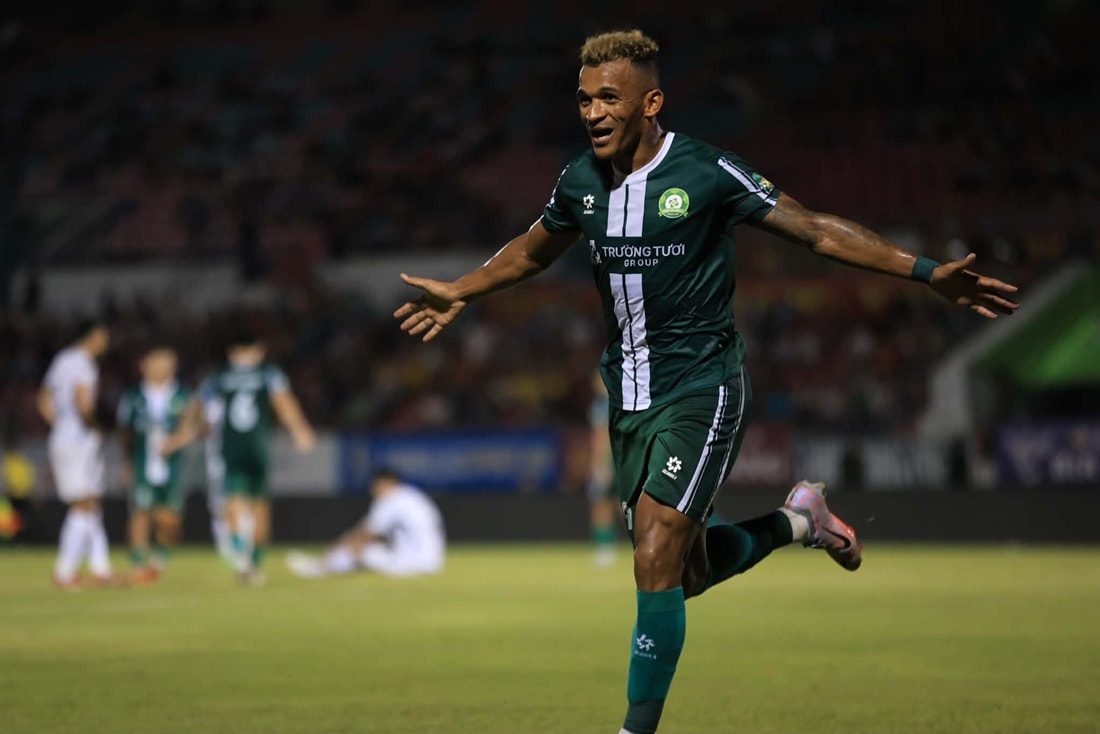 Alex Sandro ăn mừng bàn thắng giúp Đồng Nai đánh bại Quảng Ninh 3-0