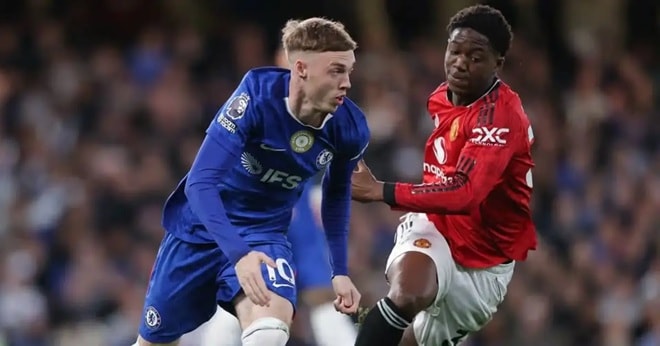 Tiền vệ trẻ Kobbie Mainoo thi đấu đầy tự tin trong trận thắng 1-0 trước Chelsea tại Stamford Bridge.