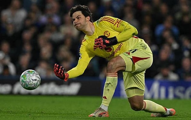 Thủ thành Senne Lammens duy trì sự tập trung cao độ trong suốt trận đấu tại Stamford Bridge.