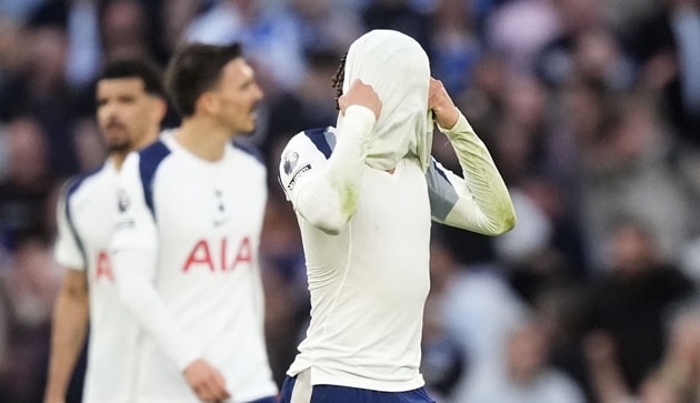 Các cầu thủ Tottenham Hotspur thất vọng sau chuỗi kết quả tồi tệ tại Ngoại hạng Anh năm 2026