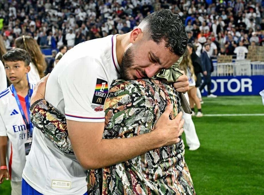 Cherki biểu lộ cảm xúc suy tư sau một trận đấu.