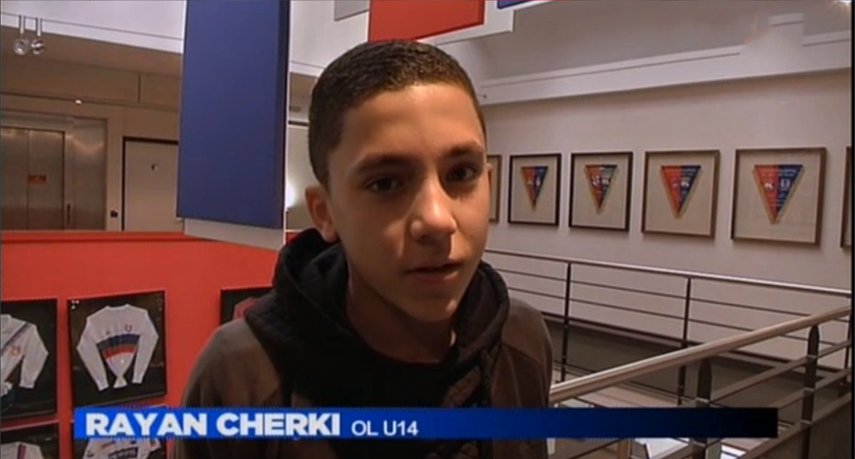 Rayan Cherki trong màu áo Lyon thể hiện kỹ thuật cá nhân.